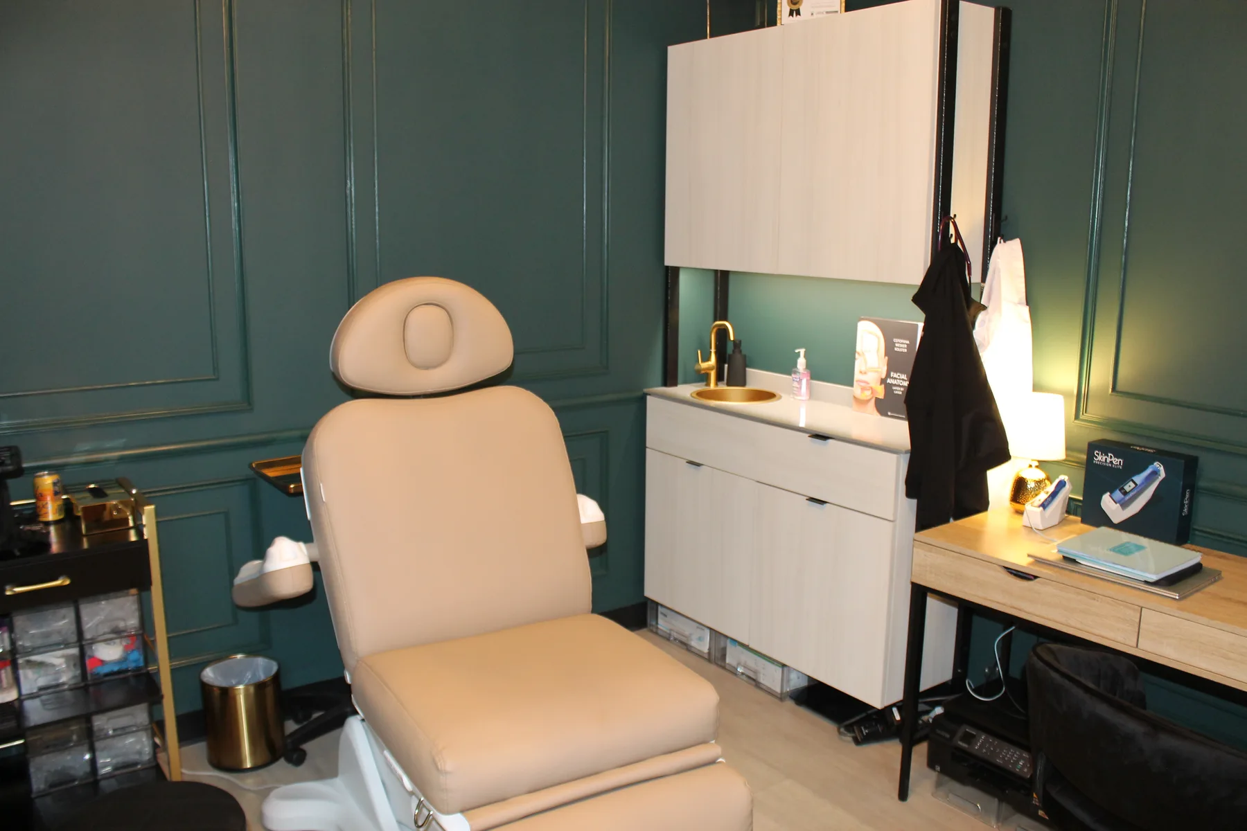 Suite 118 — crystal chandelier, emerald walls, and premium treatment chair