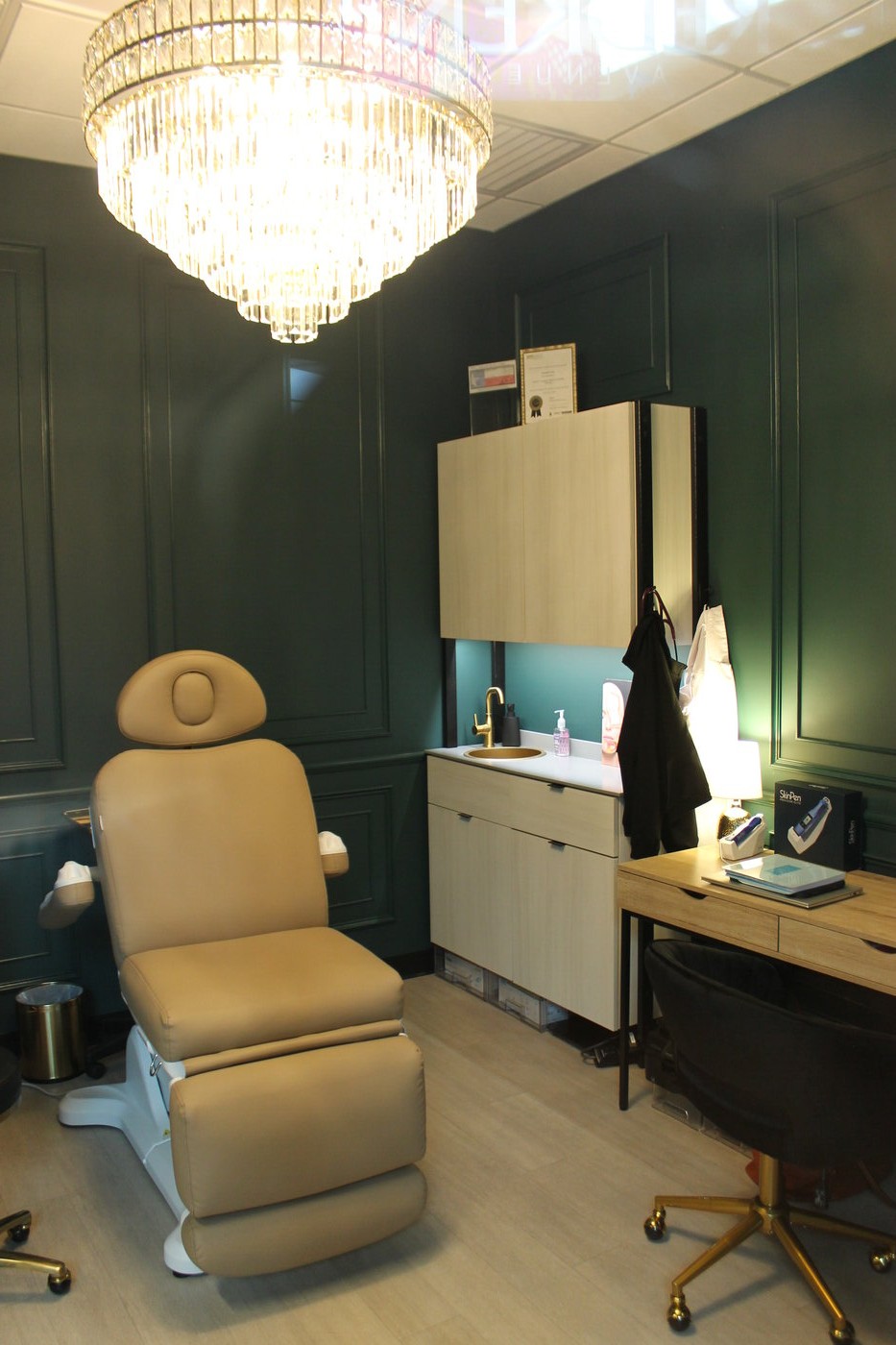 Luxury treatment chair and emerald walls in Suite 118